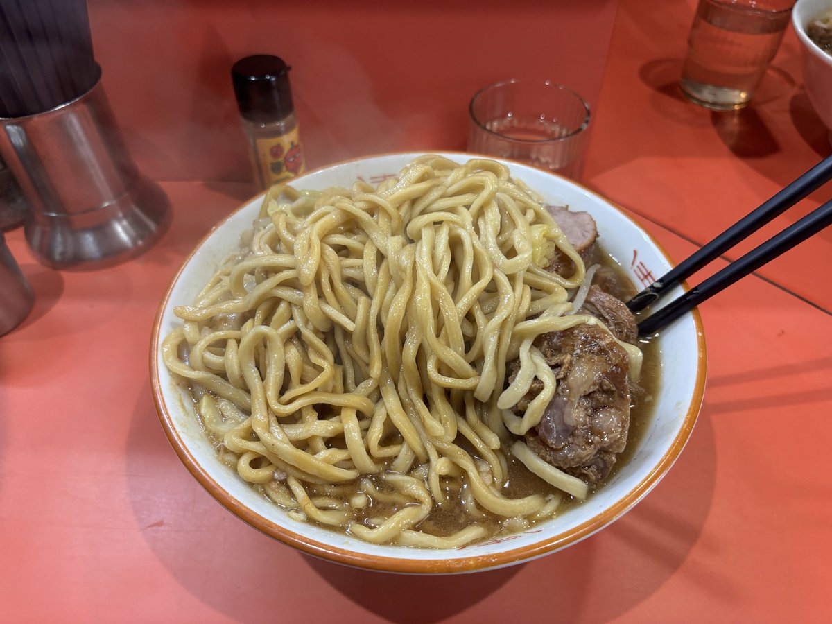 dk20010402's tweet photo. ラーメン二郎仙川店
ラーメン
ニンニク少なめ・脂
17時25分に13人の列に接続。
今日はめっちゃ麺量が多かった気がしました！腹パンです。ご馳走様でした！
#ラーメン二郎仙川店
#ラーメン
#ラーメン二郎 https://t.co/aBTZEgN8Gb