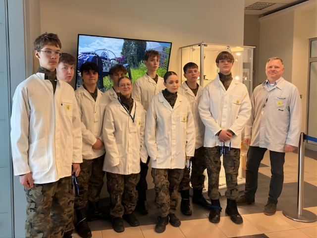 WBGroup_PL's tweet image. W @WBGroup_PL konsekwentnie stawiamy na młode talenty. Wiemy, że inwestycje dzisiaj w rozwój i kompetencje młodych ludzi dadzą efekt przekładający się na przyszłość całej branży obronnej. Dlatego spółka #RADMOR (część GRUPY WB) gościła 30 uczniów Zespołu Szkół Ponadpodstawowych w