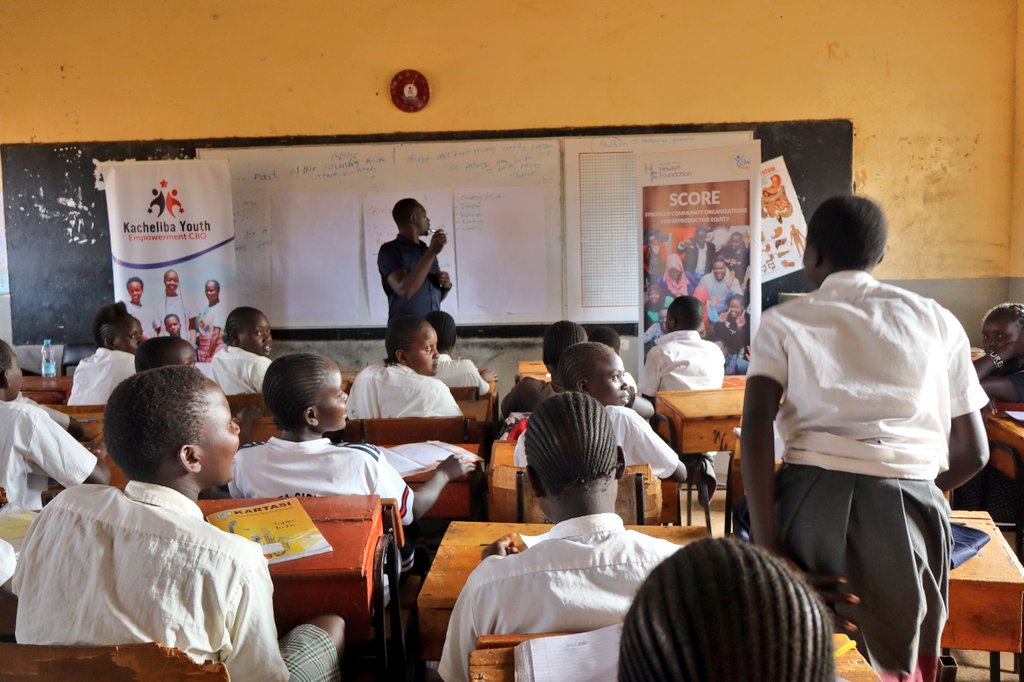 kayec_kacheliba's tweet photo. Through our peer learning sessions on SRHR, SGBV and mental health, adolescents grow into storytellers and changemakers. In a safe space, they share powerful stories of positive behavior change. 

#SafeSpaces #AdolescentVoices #PeerLearning #SRHR #MentalHealth #EndSGBV https://t.co/1JyzDORWYk