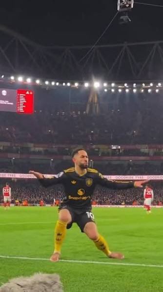 kjatta_phantom's tweet photo. @Doconoot @RLE5314 Dit zijn Cunha en Lingard die in de Emirates aan het dansen zijn. Bruno Fernandez doet constant vervelend en irritant. Er is nooit racistisch naar hun gedaan ? Racisme verdedigen omdat je iemand niet mag slaat nergens op https://t.co/E6h6lZnek8