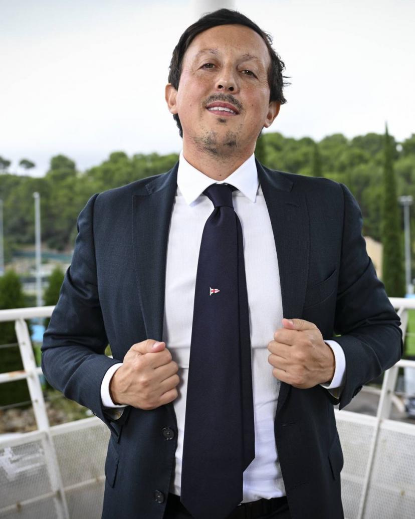 👏 N'oubliez pas ce que cet homme a fait pour l'OM, même si tout n'était pas parfait :

▪️Il a récupéré le club dans le dur.
▪️Il a osé faire venir Alexis Sánchez malgré un contexte financier compliqué.
▪️Il a rééquilibré les comptes.
▪️Il a relancé le centre de formation.
▪️Il