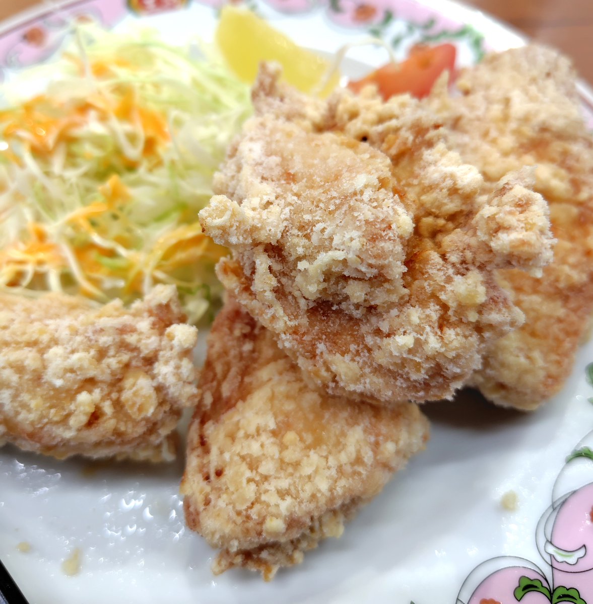 esekoube's tweet photo. 豚辛ラーメン
鶏の唐揚げ
王将：名古屋市

到着次第、ガッつき過ぎて餃子を撮り忘れました。

毎年おもうこと。
図書館の大魔術師の最新刊に気付けなかった・・どっかで時間を取って読みに行かんと。

それはさておきフーあったまる。
やっぱラーメンはうまいな🍜

Spicy pork ramen and fried chicken
Osho: Nagoya City