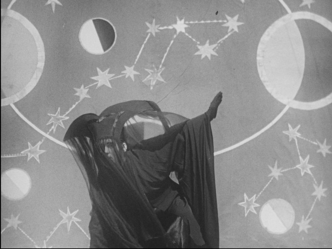 Estoy muy a tope con esta imagen de Lorca, encontrada hace poco, interpretando 'La noche'. Cuánto misterio hay en esta foto. Cuánta premonición.