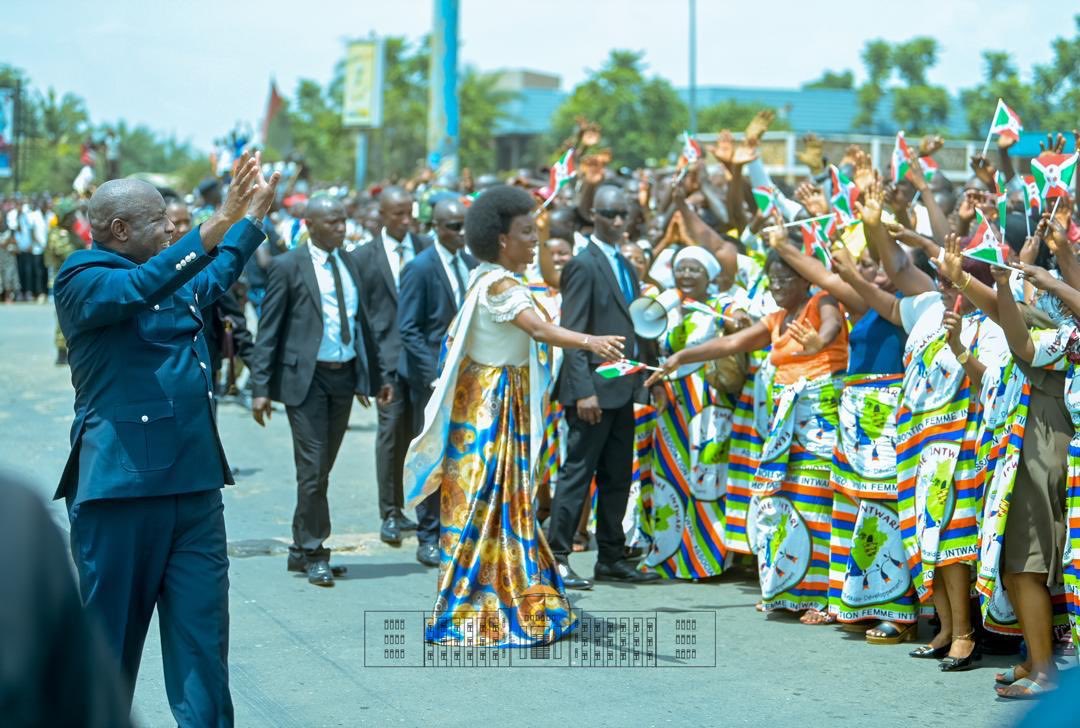 Il est à noter aussi que, le Burundi a déjà accordé le statut de réfugiés à près de 100.000 Congolais.
Ils sont répartis pour la majorité dans cinq camps, merci infiniment au Pays frère.