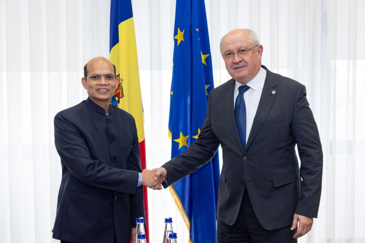 ObservMoldave's tweet photo. Le Premier ministre Alexandru Munteanu a rencontré l'ambassadeur de l'Inde. Ils ont discuté des moyens d'attirer les investissements dans l'économie moldave, des exportations de pommes vers le marché indien et des conditions d'accueil des étudiants indiens. https://t.co/cLqv6I3Zjd