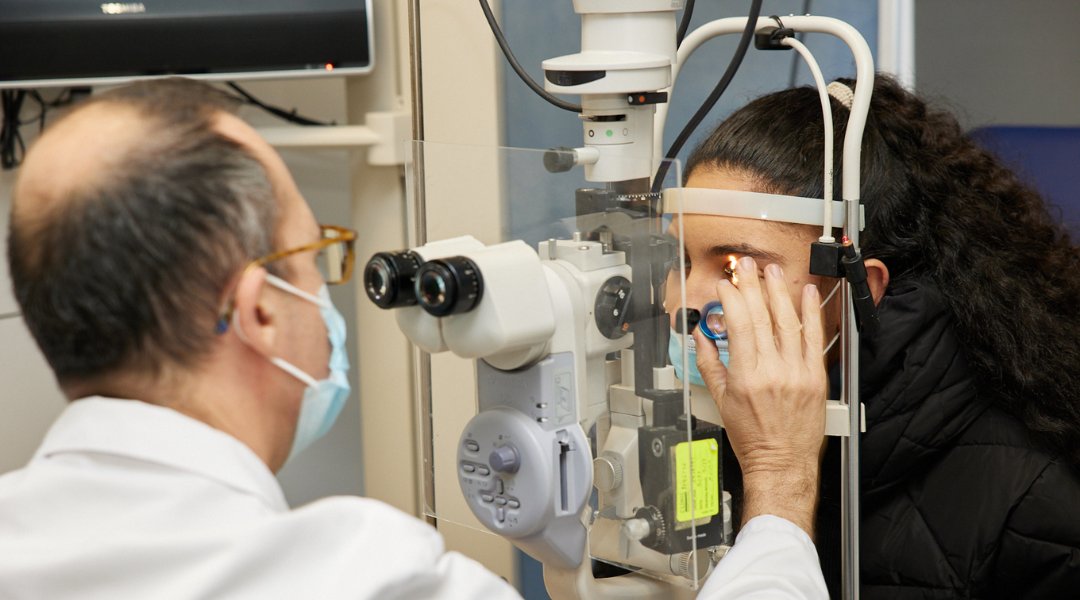 👁️ El #glaucoma és una malaltia del nervi òptic que provoca una pèrdua progressiva del camp visual. El dany no es pot recuperar.

La detecció precoç i el tractament permeten frenar-ne l’evolució i preservar la visió.

➕ Més informació a #PortalCLÍNIC 👉clinicbarcelona.org/ca/noticies/gl…
