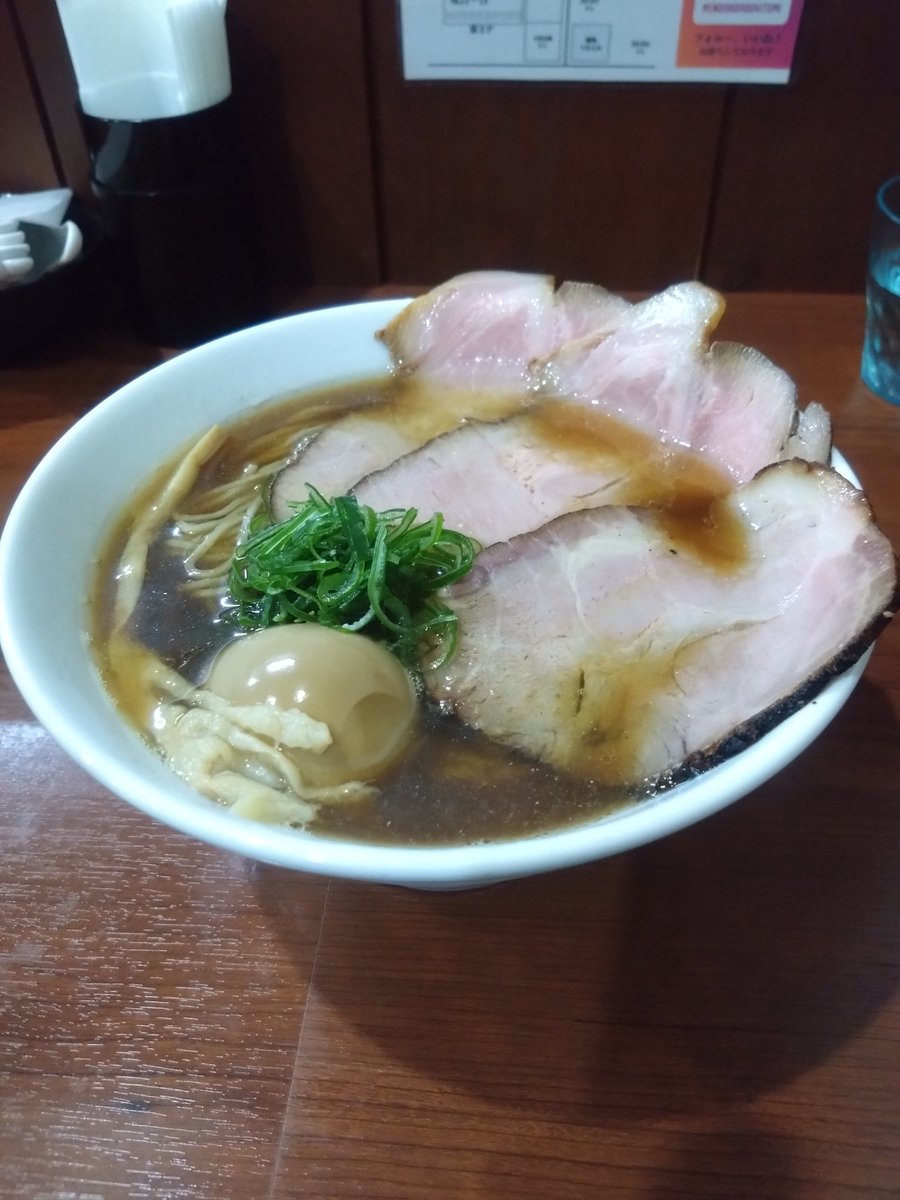 yahiru_PUBG's tweet photo. 1人でこっそりお初の【うきとみ】で魚介しょうゆそば大盛りの味玉入り

また1つ美味いラーメン屋が見つかった♪塩も気になるから近々ドヤ顔で後輩君達連れてまた来なきゃだわ🐻 https://t.co/Uw5pAG20Wy