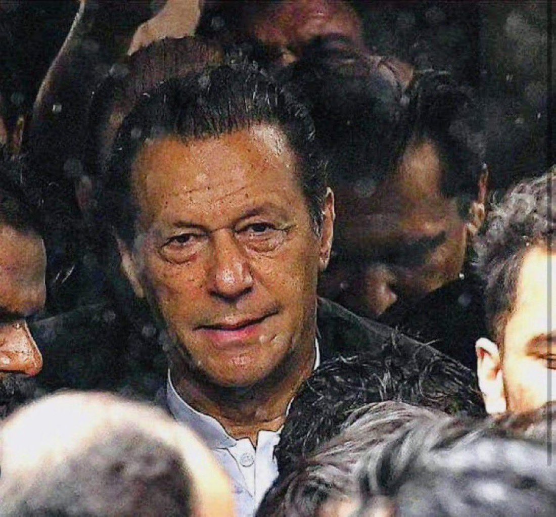ایک بات یاد رکھئیے کہ جنہوں نے عمران خان کو جیل میں رکھا ہوا ہے  ان کی ساری  طاقت اور پہچان انکے عہدوں کی وجہ سے ہے آج یہ عہدے سے ہٹا دئیے جائیں تو انکی ساری ہیکڑی اور تن تنا بھی رفو چکر ہوجائیں گے جبکہ انکے مدمقابل ایک ایسی شخصیت ( عمران خان ) ہے جس کا نام وقت کی قید سے آزاد