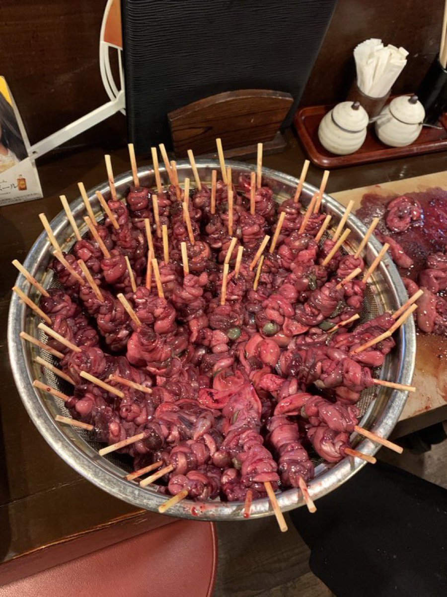 noriyoshi333's tweet photo. 寒い時期は肝に栄養を溜め込むため、太くて弾力のあるぷりぷり肝が食べられますよ〜
肝は栄養価も高く！
ビタミンA、鉄分、葉酸、亜鉛などの栄養素が非常に豊富な「栄養の宝庫」です。
私の祖父(川二郎の創業者)は毎日肝を食べて
89歳までピンピンして仕込みをしてましたよ https://t.co/iUcnVxSwCn