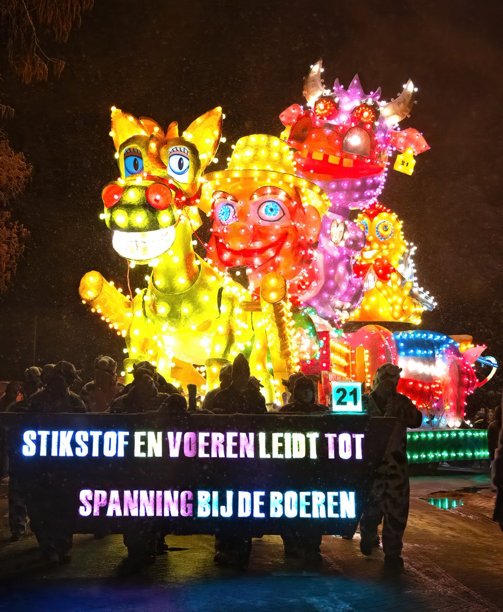 josverstegen's tweet photo. Carnaval is ook in 't #Knollenrijk voorbij. 100% genoten! Mooi om te zien dat jonge wagenbouwers bij het thema "spanning" direct meevoelen met de agrarische sector. Werd ook nog winnaar van de Verlichte Optocht. Dat geeft de burger moed! (foto: Eva Bos) https://t.co/ParAxXVr9Y https://t.co/M0g74tA5Vu