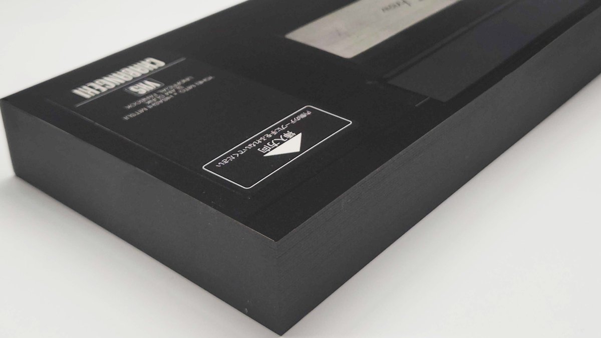 【同人誌紹介ブログ更新】
ビデオケースの中にはビデオテープ……ではなく、
ビデオテープにそっくりな本が入っています。

より本物のビデオテープに近づくよう本の側面をスミ一色で染め、ケースにもぴったり収まるように本の厚みも計算して作られており、思わず手に取って読みたくなるような1冊。