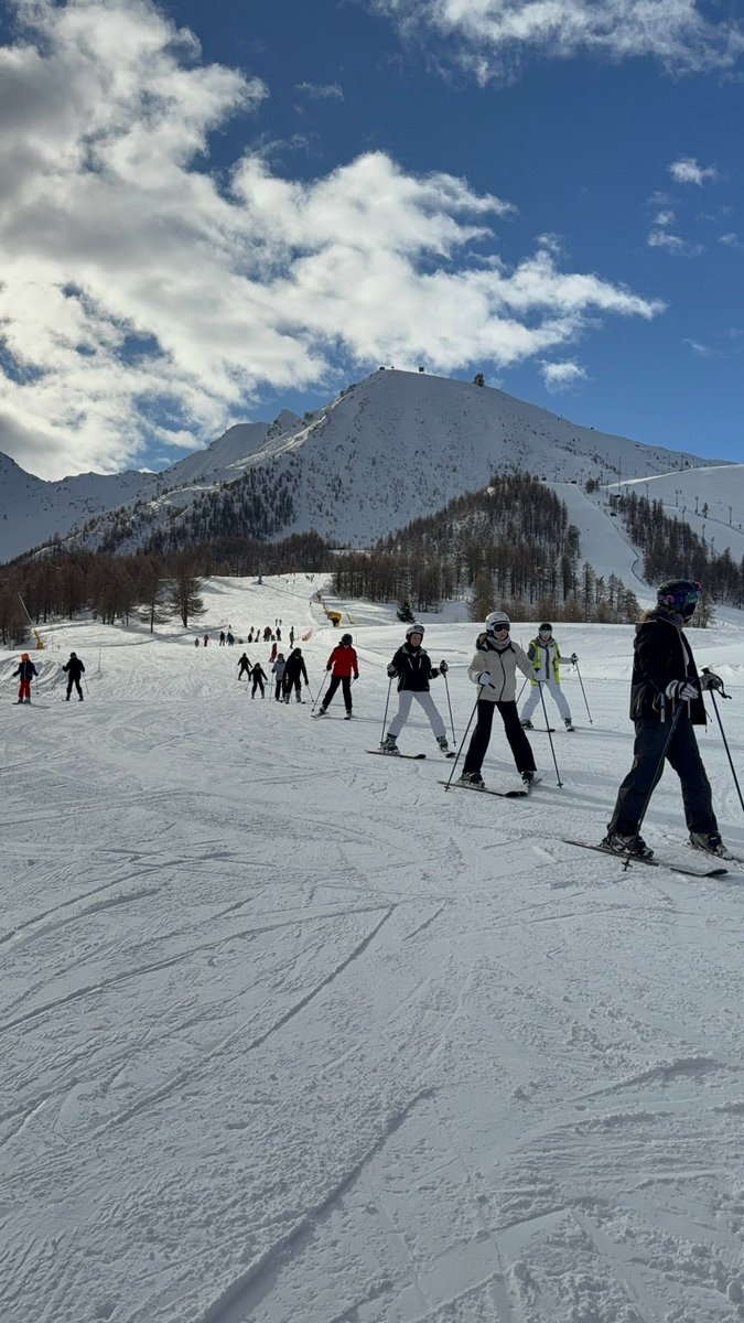 ski_CCHS's tweet photo. Looking slope ready! https://t.co/2OIuuqiL5W