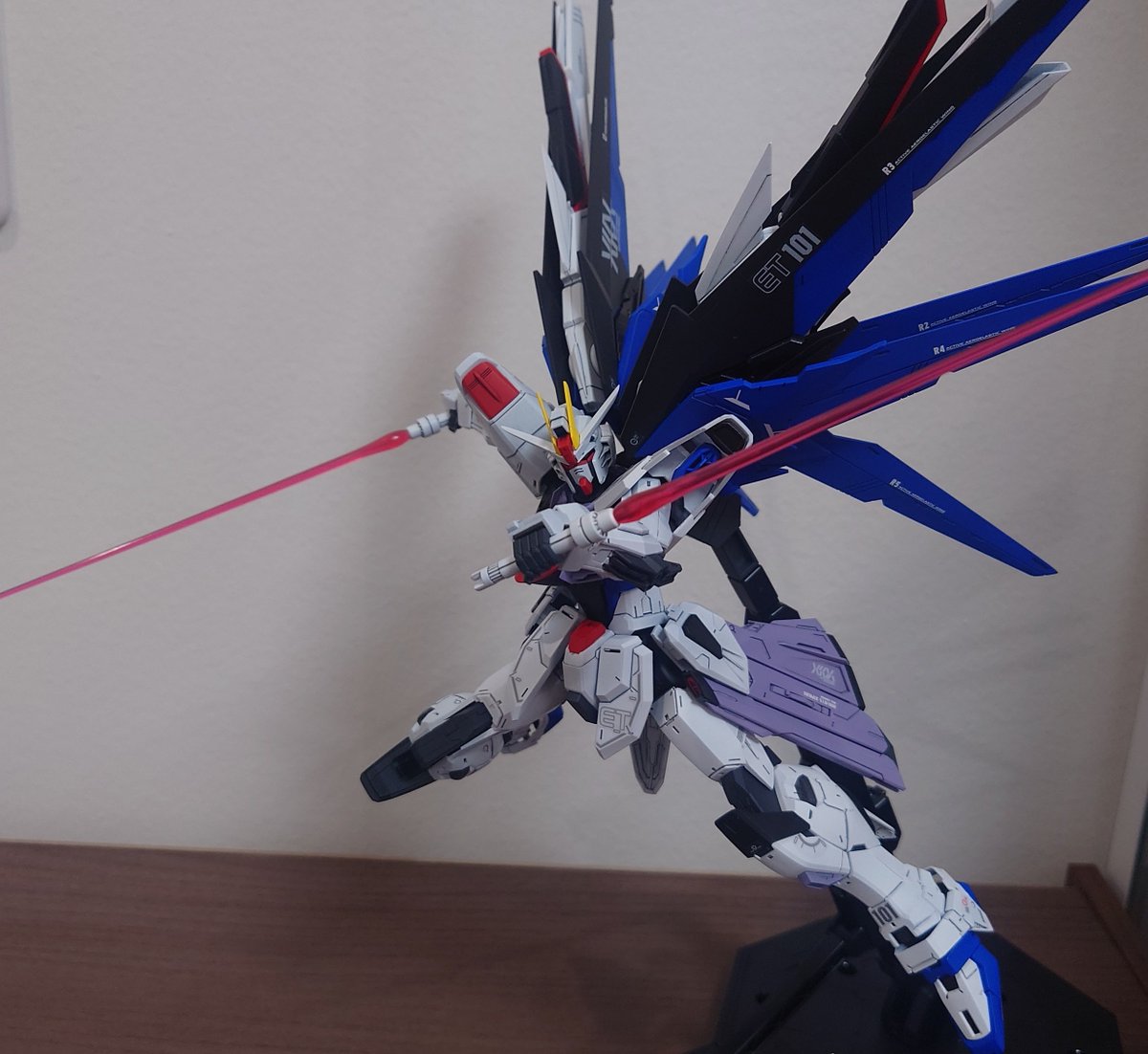 MGフリーダムガンダムver2.0完成〜 翼のデカール左右全部裏表逆に貼っ