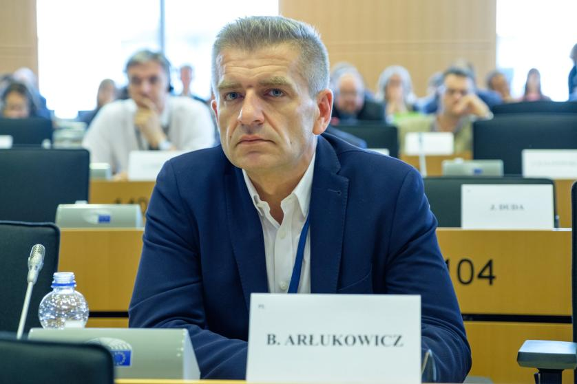 Jeżeli doktor nauk medycznych głosuje za tym, de facto, że biologiczny mężczyzna może urodzić dziecko, powinien być, natychmiast, pozbawiony prawa do wykonywania zawodu, do czasu, aż, metodą naukową, udowodni, że ma rację.