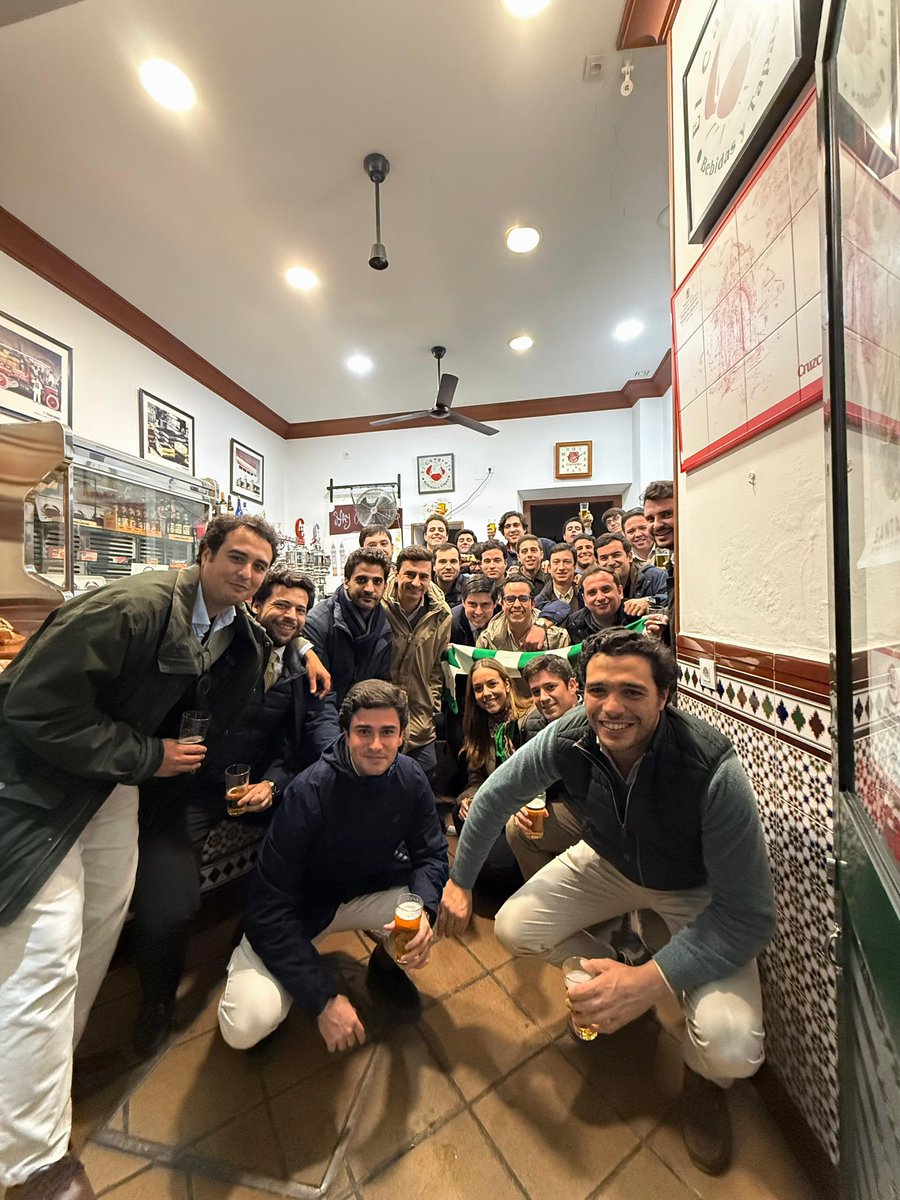 Posteriormente culminamos la noche  en nuestra segunda casa, en el Tremendo acompañados de nuestros amigos de la <a href="/TertuliaBetica/">La Tertulia Betica</a> y <a href="/pb_laesquinita/">Peña Betica La Esquinita 🇳🇬💚</a> 💚🍻🇪🇸