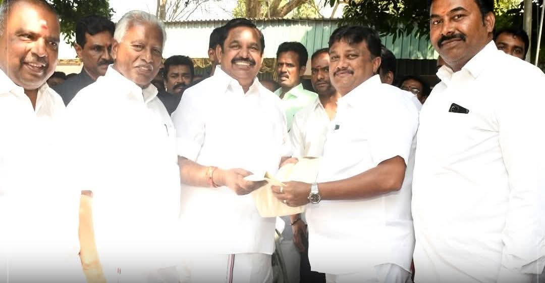 மறைந்த பகுஜன் சமாஜ் கட்சியின் மாநில தலைவர் ஆம்ஸ்ட்ராங்கின் 

வலது கரமாக செயல்பட்ட வழக்கறிஞர் முகமது அப்பாஸ் 

எடப்பாடியார்முன்னிலையில் அதிமுகவில் இணைந்தார்!!