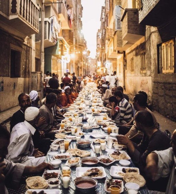 Mit dem Aschermittwoch ist heute auch Ramadan.
Es gibt allerdings einen gewaltigen Unterschied!☝️
Während streng gläubige Christen 40 Tage nichts essen werden, hauen sich die Muslime bei Sonnenuntergang die Wampe voll.
Das große Fressen!