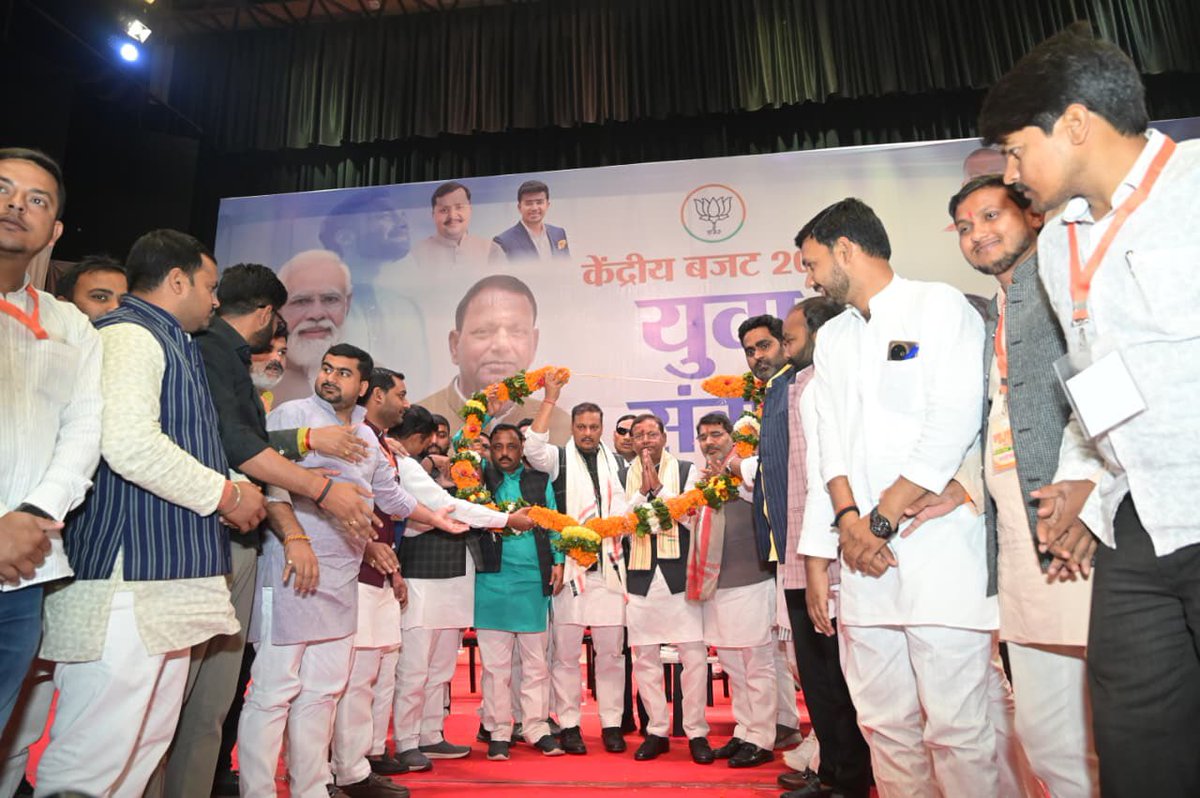 sahjanandraibjp's tweet image. आज #गोरखपुर में  बाबा गंभीरनाथ प्रेक्षागृह में भारतीय जनता युवा मोर्चा द्वारा आयोजित केंद्रीय बजट 2026 युवा संवाद कार्यक्रम में प्रदेश अध्यक्ष व केंद्रीय वित्त राज्यमंत्री माननीय पंकज चौधरी जी का मार्गदर्शन प्राप्त हुआ |
#BJYM 
#भारतीय_जनता_युवा_मोर्चा
#UnionBudget2026