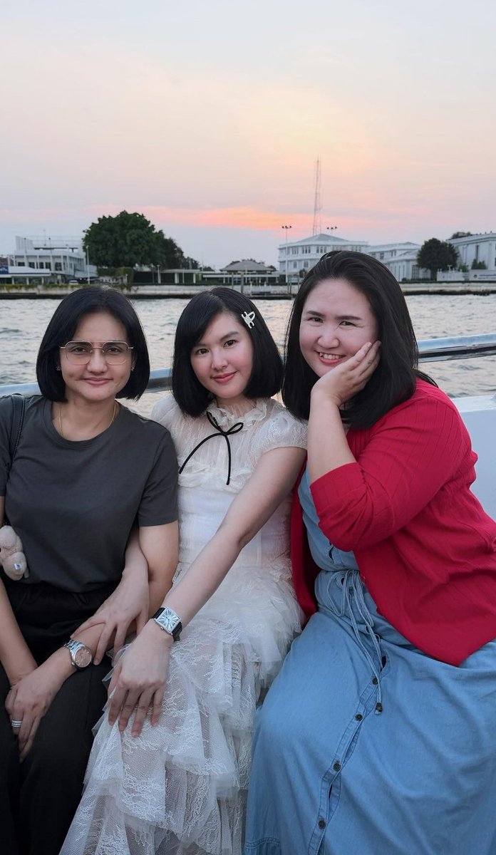 เฟรมนี้น่ารักมากก ม๊าเล็กกับม๊ามิ้ง แม่แหม่มได้ทานข้าวด้วยกัน บ้านพรเดชาพิพัฒกับบ้านพรพนานุรักษ์สนิทกันมากจริงๆ 
#COPPERdechawat #PEEMWASU