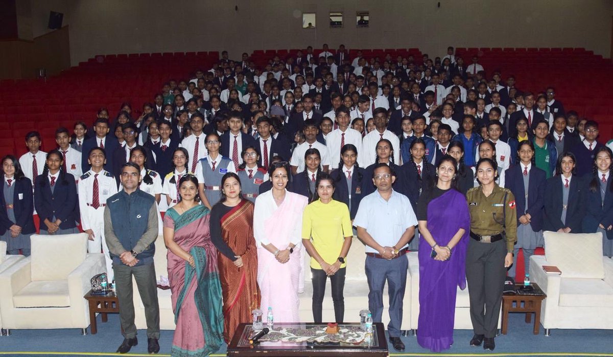 IaSouthern's tweet photo. #NariShakti

#SouthernCommand welcomed national cyclist and endurance athlete Ms Aasha Malviya at #Bhopal Military Station during her remarkable 7,800 km expedition across India — a powerful symbol of resilience, determination and transformative energy of India’s women.

Engaging with Agniveers, students and senior officers, she inspired a culture of fitness, mental toughness and purposeful aspiration, advancing the ideals of #ViksitBharat and #Aatmanirbharta while reinforcing collective national pride.

Her extraordinary journey stands as a testament to courage and limitless possibility, motivating the next generation to excel, lead and serve the Nation with unwavering commitment.

#IndianArmy 
#SudarshanChakraCorps
@adgpi 
@SpokespersonMoD
@PRODefPune