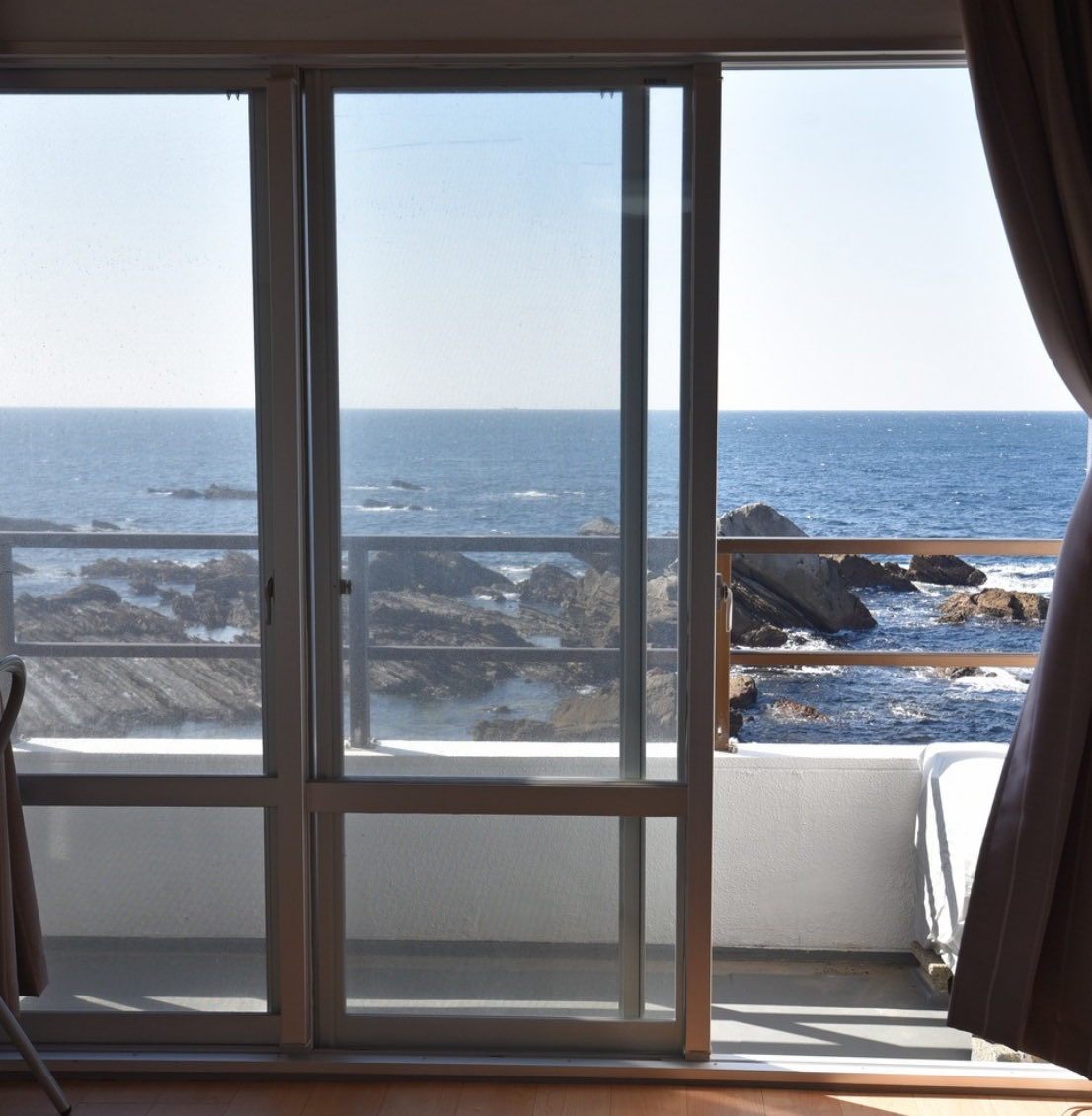 Japón..🇯🇵. Acabo de encontrar esta por 3750€ que es para estudiarla: 

•🏖️ Condominio frente al mar en Japón por 4.000$
•📍 Ubicado en Shirahama, Wakayama, zona turística famosa por playas de arena blanca y aguas termales (onsen).
•🏗️ Edificio de los años 70, pero con