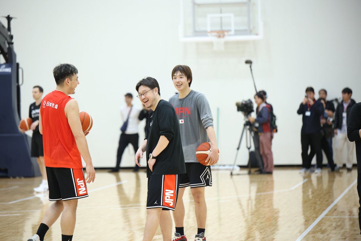 basket_count's tweet photo. 【#AkatsukiJapan】
全体練習終了後にリラックスしている東海大トリオ、ビッグマントリオ、長崎コンビ。そして、フロアが敷かれる前の沖縄アリーナの様子です。約1週間後、沖縄に2023年ワールドカップの熱気が戻ってくるのが楽しみです!!
#FIBAWC
#SetItUp https://t.co/1CE6mshK9v