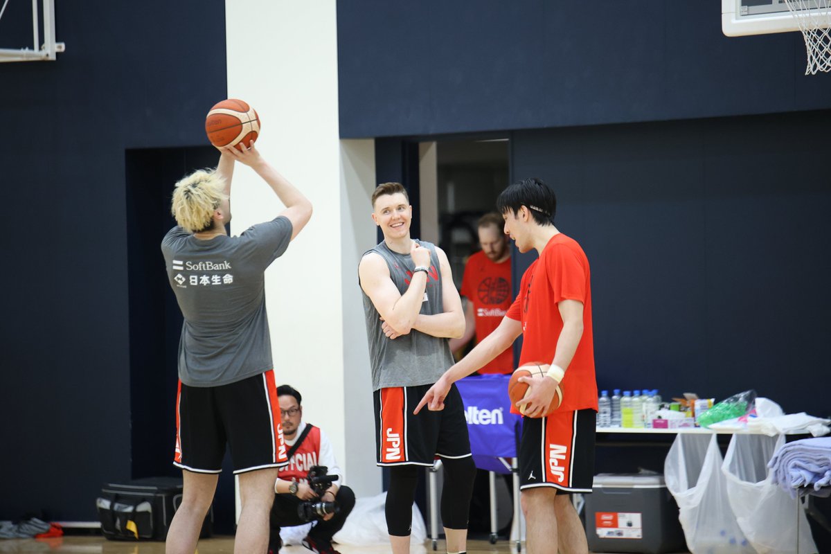 basket_count's tweet photo. 【#AkatsukiJapan】
全体練習終了後にリラックスしている東海大トリオ、ビッグマントリオ、長崎コンビ。そして、フロアが敷かれる前の沖縄アリーナの様子です。約1週間後、沖縄に2023年ワールドカップの熱気が戻ってくるのが楽しみです!!
#FIBAWC
#SetItUp https://t.co/1CE6mshK9v