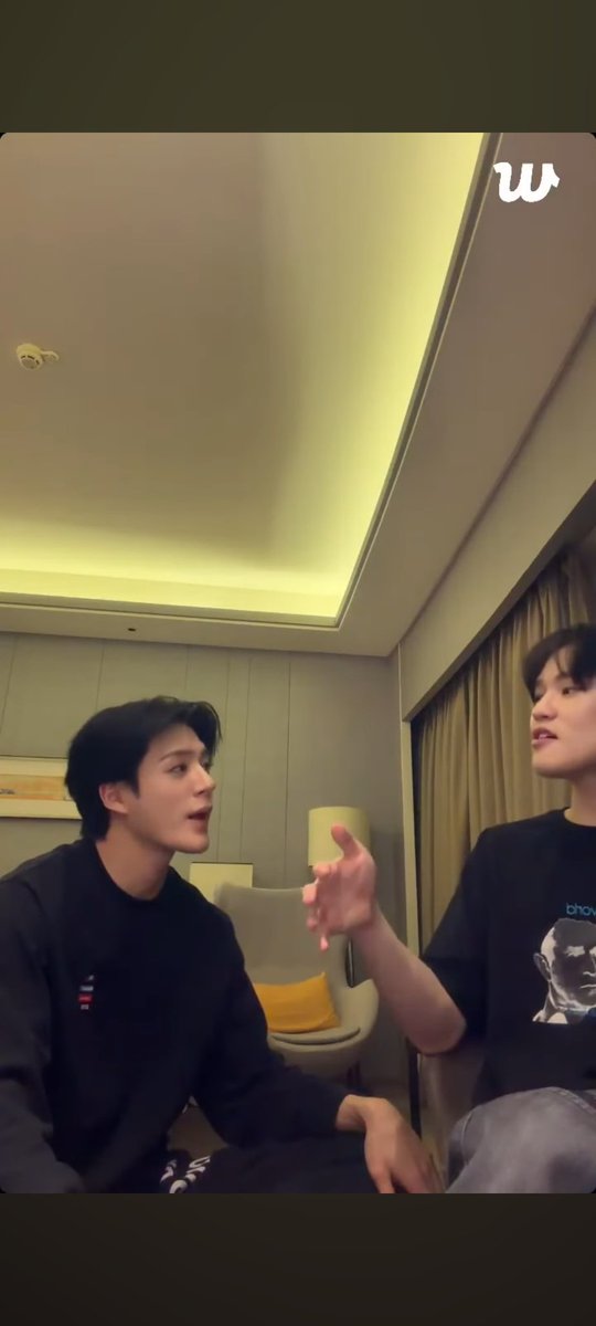 <a href="/txntang/">HEIN D.</a> Lagi-lagi Leo tertawa karena Hein. 

"Handal banget gak tuh?" Ucap Leo. Lalu tiba-tiba is teringat akan masa awal debut.

"Pas Lele ketemu Dreamies pertama kali tuh gugup. Saking gugupnya, bingung mau ngomong apa... Apa lagi pas debut Korea sama Jepang.."

<a href="/txntang/">HEIN D.</a>