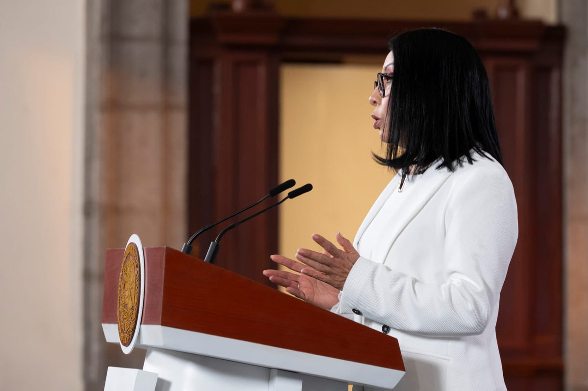 esthela_damian's tweet photo. Hoy, en la #MañaneraDelPueblo junto a la Presidenta @Claudiashein, presentamos la iniciativa de reforma constitucional para poner límite a las jubilaciones y pensiones de altos mandos en entidades públicas.

Proponemos que ninguna pensión de exfuncionarios de confianza pueda exceder el 50% de la remuneración de la persona titular del Ejecutivo Federal. Se acabaron las pensiones de privilegio.