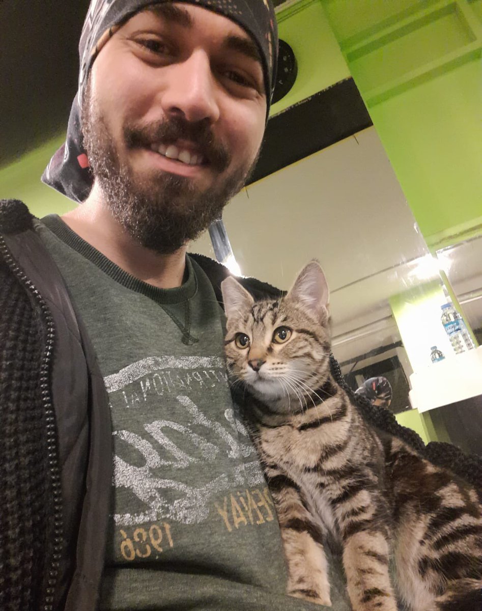 Fotoğrafta gördüğünüz kişi abim Samet Özgül. 

Gazi Üniversitesi öğrencisi ve motokurye olarak çalışan Samet 5 Kasım 2022’de Ankara’da trafikte uyardığı üç kişi tarafından darp edilip boğazından bıçaklanarak katledildi! 

Sabıkalarında uyuşturucu dahil 20 ayrı suç olan iki kişi