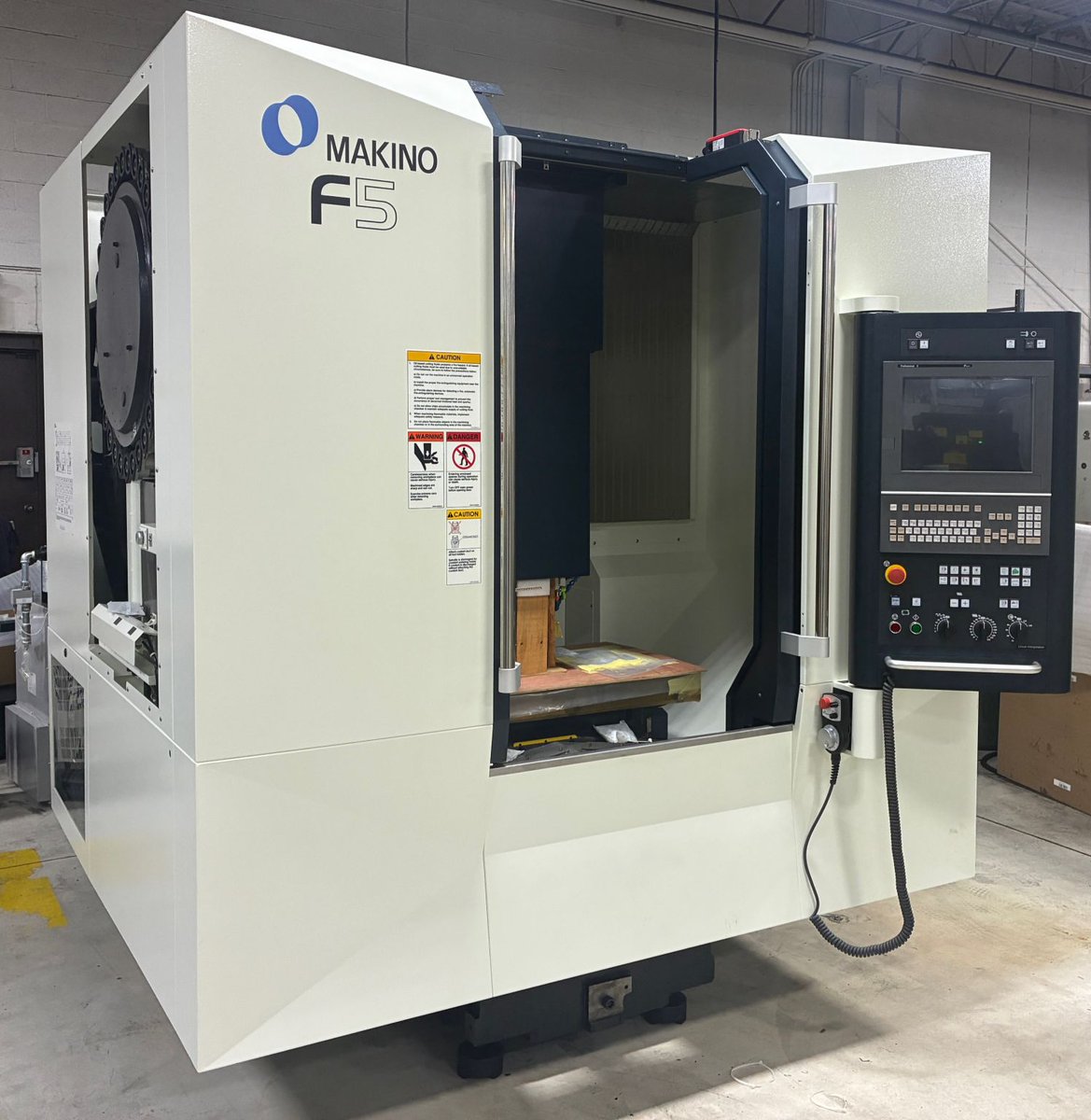 MakinoMachine's tweet image. #DeliveryDay: Another die &amp;amp; mold manufacturer upgrades their process with a 𝗠𝗮𝗸𝗶𝗻𝗼 𝗙𝟱 𝗩𝗠𝗖 + a 30K spindle &amp;amp; laser tool setter. 

F5 info here: sm.makino.com/l/1038193/2026…

Photo: @TechEquip

@MakinoMachine #MakinoF5 #VMC #DieMold