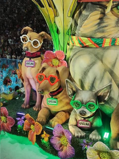 A parada fica ainda mais linda quando você percebe que os cachorrinhos da quadra da Mocidade também estavam sendo homenageados no desfile.