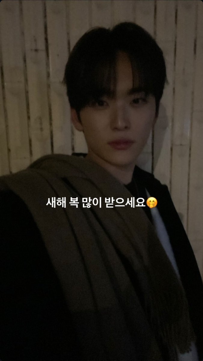 dbhb617's tweet photo. 헝 철기 ㄹㅇ 개개개잘생겼네 요즘 미모 주사위 600임 생존신고 해줘서 고맙다 새해 복 많이 받아... https://t.co/w73hlnAVqg