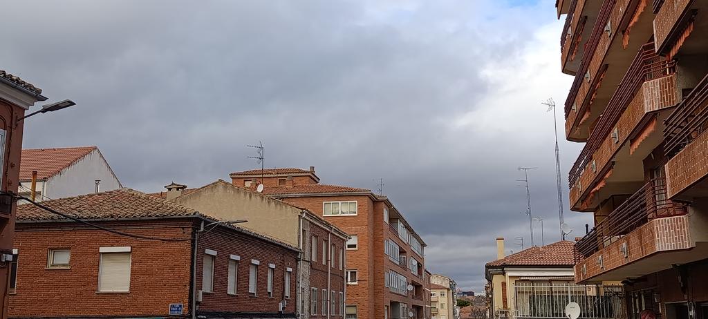 👉 El frente frío asociado a la #BorrascaPedro comienza a dejar lluvias en las provincias vecinas de #Salamanca y #Valladolid. Estás lluvias llegarán a #Ávila a partir de las 19 horas.

🌬️ Lo que si que estamos notando es el #viento con rachas ya medidas de 52 km/h en la ciudad