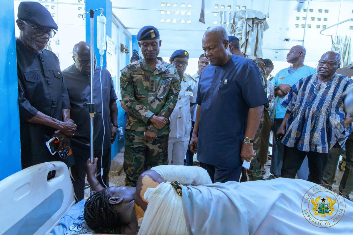 auntiededei's tweet photo. Pres. Mahama visits two survivors of Saturday’s terrorist attack in Burkina Faso who are currently receiving treatment at the 37 Military Hospital.
The victims were among Ghanaian tomato traders traveling on a truck that was ambushed by armed bandits in Burkina Faso.
#Dedei https://t.co/ndSOhQrQfR