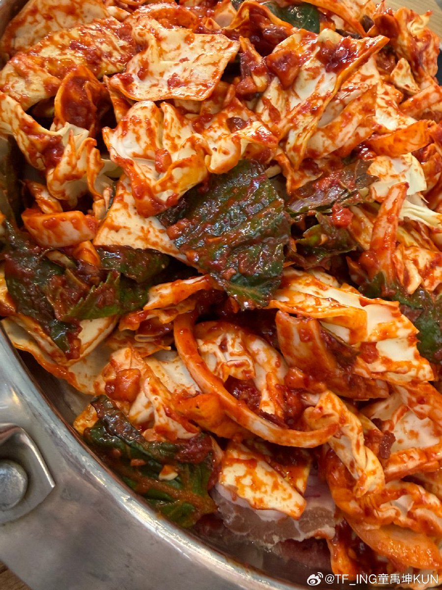 [🗓️] 2026/02/18
𝙏𝙁_𝙄𝙉𝙂 #𝙏𝙤𝙣𝙜𝙔𝙪𝙠𝙪𝙣 𝙒𝙚𝙞𝙗𝙤 𝙐𝙥𝙙𝙖𝙩𝙚 🤎 

มาแบ่งปันอาหารในวันนี้สักหน่อย~ ฝันดีนะครับ~

🔗: weibo.com/7645374204/526…
(1/3)

#童禹坤 #ถงอวี่คุน #TF_ING #今日童步 #TF家族三代 #TFFamily