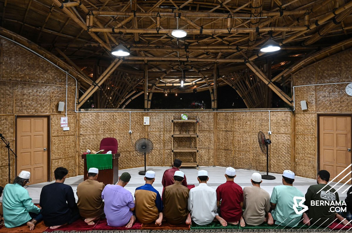 bernamadotcom's tweet photo. Jemaah di Kuala Nerus, Terengganu menunaikan solat sunat tarawih malam pertama bulan Ramadan di Surau Buluh Ikonik, Kampung Banggol Tiang Kulat malam ini.

Surau ikonik di daerah ini mencatat sejarah tersendiri apabila buat pertama kalinya menunaikan solat sunat tarawih selepas siap dibina sepenuhnya pada tahun 2024.

Ruang solat yang berkonsepkan buluh sebagai struktur utama dan hiasan dalaman, menjadikan surau tersebut bukan sahaja tempat ibadah, malah mercu tanda baharu komuniti setempat.

📸 Syafiq Ambak /BERNAMA

#BernamaNews
#BernamaImages
#Ramadan1447H 
#Tarawih
#Puasa