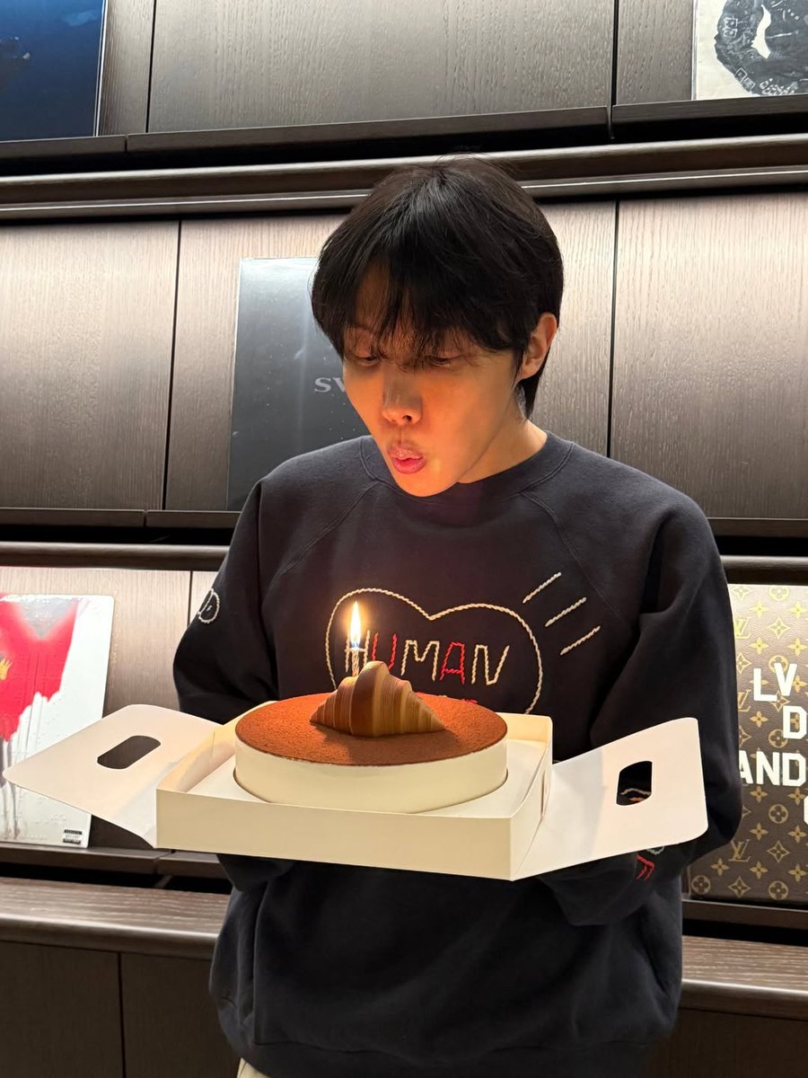 iHeartRadio's tweet image. HAPPY BIRTHDAY #JHOPE! 💜🎉✨

I heard #iHeartAwards votes make a great gift 😉

Vote here: iHeartRadio.com/Awards