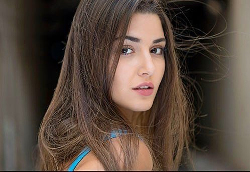 maktubedser's tweet photo. i get people being mad at hande for being too pretty cause that's the face she was serving as a teenager https://t.co/dSboBVNNZx