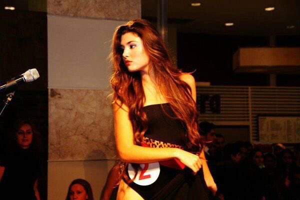 maktubedser's tweet photo. i get people being mad at hande for being too pretty cause that's the face she was serving as a teenager https://t.co/dSboBVNNZx