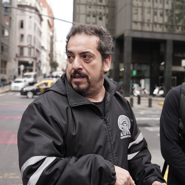 Alejandro Crespo, líder de SUTNA

Era remisero hasta que en 2004 HEREDÓ un puesto en FATE por la jubilación de su viejo

A fuerza de PAROS y BLOQUEOS provocó que la producción se volviera inviable

Dejó 900 familias en la calle

Otro éxito de la izquierda