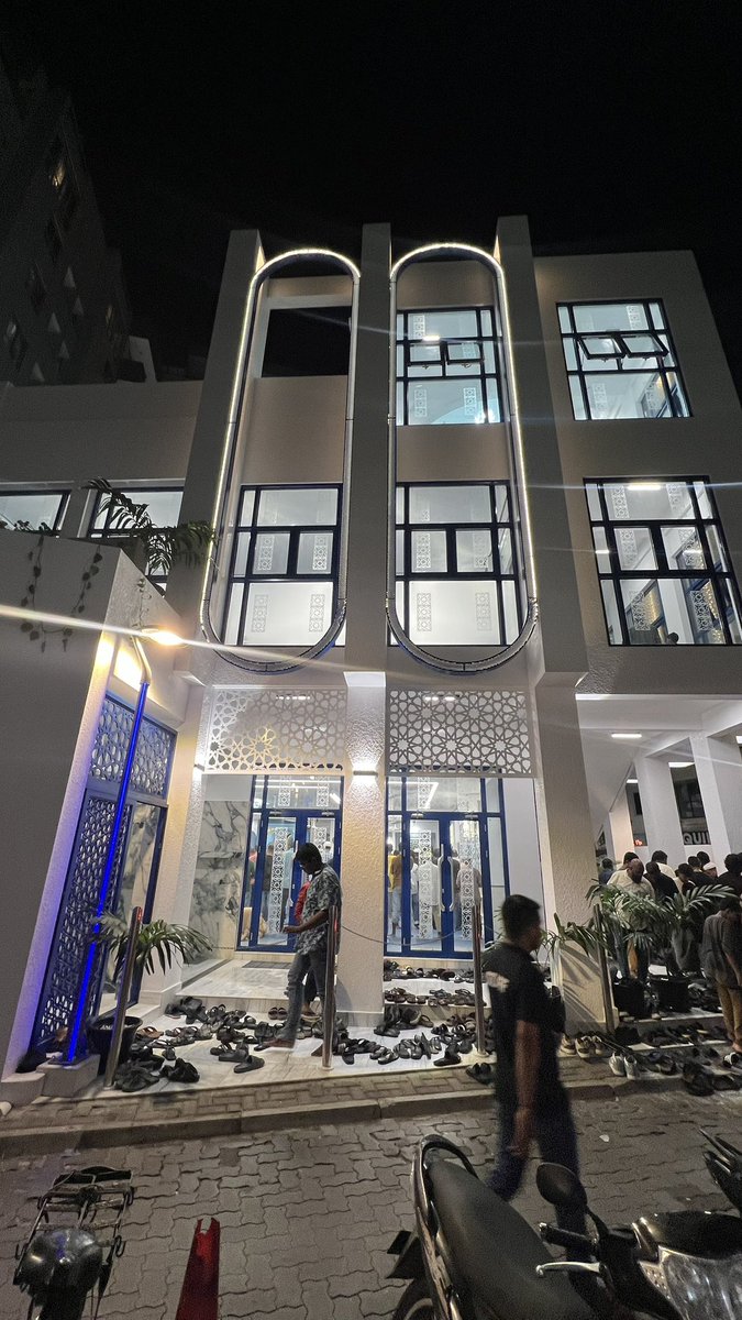 ބަރުބަރީ  މިސްކިތް  މިއަދު  ހުޅުވައިފި.  ބެޗް  ކޮންސްޓްރަކްޝަންސްއިން  މަސައްކަތް  ނިންމާލީ  ވަރަށް  އަވަހަށް. 
<a href="/SJshihad/">SJ Shihad</a>  އަށް  ޒިކުރާ  މަސައްކަތުގެ  ބަދަލު  ހަދާ  މިސްކިތް  ނިމޭކަމަށްވާނީ  ލިބުނު  ފަޅުރަށްރިސޯޓަކަށްވެސް  ހެދުނީމަ.