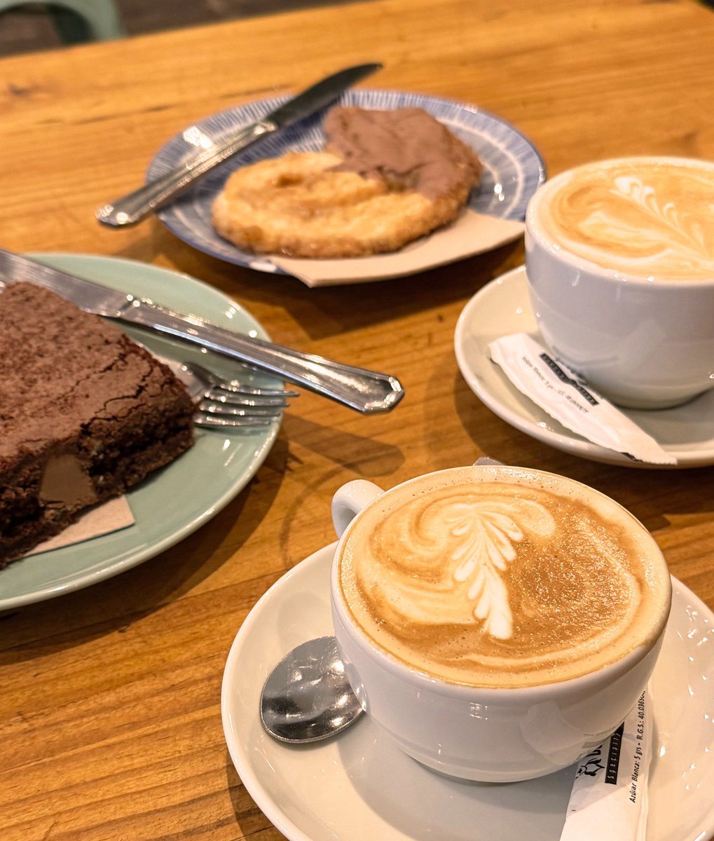 Tardes de café y dulce en La Laguna, ¿te apuntas? ☕🥐

#ComercioLocal #ComercioLaLaguna #Cafeteria #LaLaguna