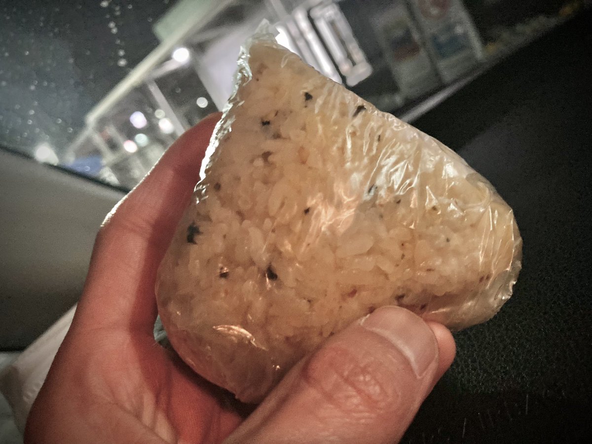 アリサゾンビのおにぎりは、ほんのりごま油が入ってます。 ええ感じです。