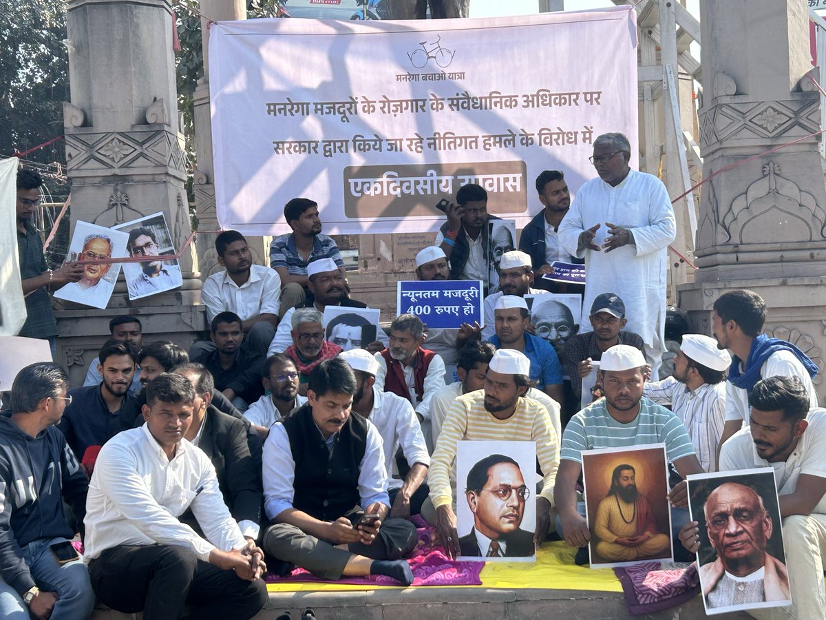 mgnregabachao's tweet photo. VB-G RAM G के ख़िलाफ़ युवा गांधीवादियों की ‘मनरेगा बचाओ यात्रा’ का समापन आज बनारस के कचहरी स्थित अंबेडकर प्रतिमा स्थल पर 24 घंटे के एकदिवसीय उपवास के साथ हुआ। 17 जनवरी को चौरी-चौरा (गोरखपुर) से शुरू हुई यह साइकिल यात्रा गोरखपुर, देवरिया, बलिया, मऊ और गाज़ीपुर होते हुए बनारस पहुँची। एक महीने तक गाँव-गाँव, गलियों और बाजारों में संवाद करते हुए यात्रियों ने मनरेगा पर हो रहे मजदूर-विरोधी बदलावों के खिलाफ आवाज़ बुलंद की। खेतिहर मजदूरों, खासकर महिलाओं ने बताया कि मनरेगा ने उन्हें रोजगार की गारंटी और शोषण से राहत दी और यही संवैधानिक अधिकार आज सरकारी हमलों के निशाने पर है।

अंबेडकर प्रतिमा पर हुए उपवास में वक्ताओं ने कहा कि यह यात्रा अंत नहीं, बल्कि संघर्ष का नया पड़ाव है। गांधी और अंबेडकर के विचारों से प्रेरित यह आंदोलन श्रम के सम्मान, ग्रामीण रोज़गार की गारंटी और लोकतांत्रिक अधिकारों की रक्षा के लिए जारी रहेगा। युवाओं ने संकल्प लिया कि वे अपने-अपने क्षेत्रों में ‘मनरेगा बचाओ’ की मशाल लेकर जाएंगे, ब्लॉक स्तर पर रोज़गार पर चर्चा छेड़ेंगे और मजदूर-किसान एकता को मजबूत करेंगे। 

#MGNREGABachao
#MGNREGABachaoYatra