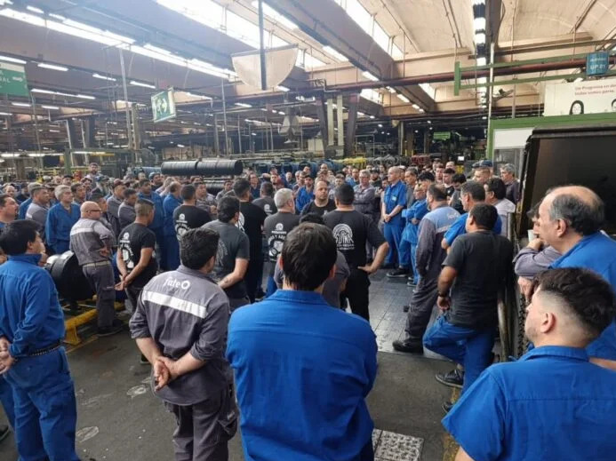 ¡Toda nuestra solidaridad con los trabajadores de #FATE! No permitamos más despidos. Patronales y gobierno pretenden arrasar todo, fuentes de trabajo y derechos laborales. Son adelantos violentos, dramáticos, de lo que se viene con la reforma laboral

¡Por eso FATE somos todos!