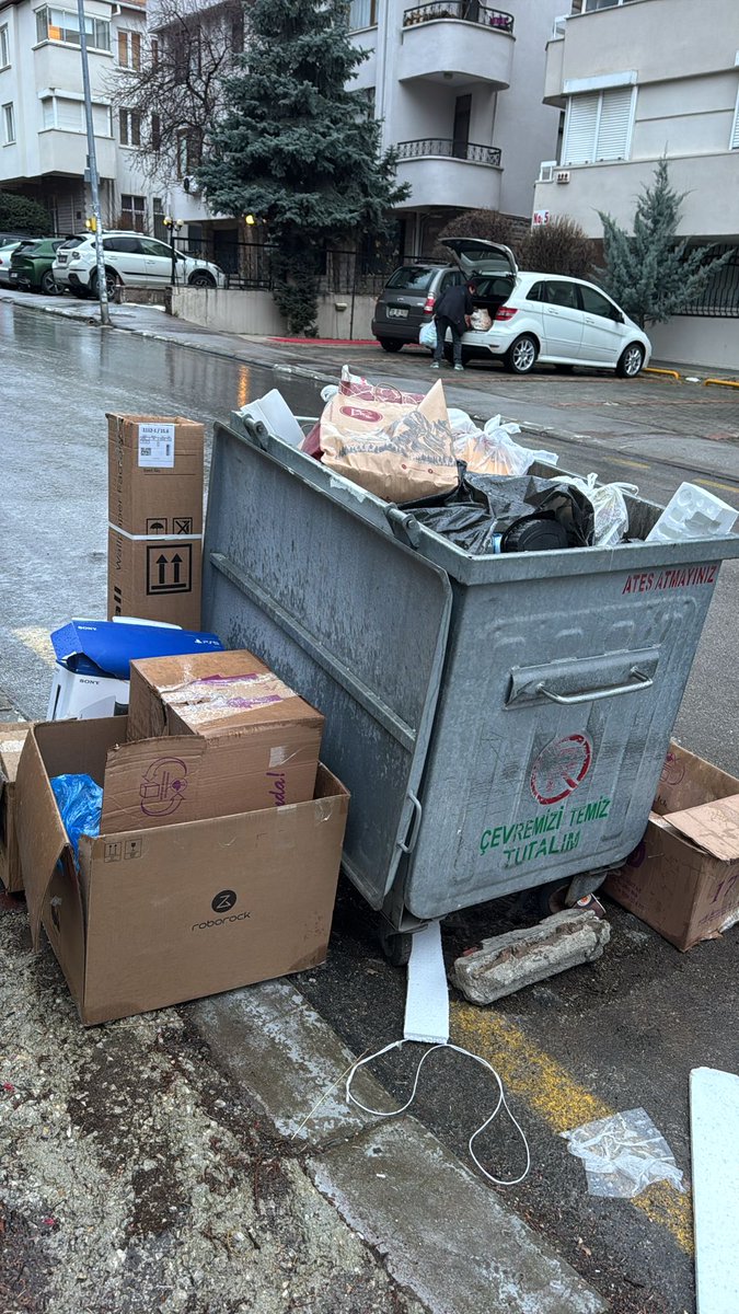 serefytopbas's tweet photo. @cankayabelediye Hizmet mi eziyet mi? Bina otopark girişimiz konteynerle kapatılmış! 50m aşağıda boş duranlar varken bu neyin plansızlığı? Araçlar hapsoldu, çöp dışarı taşıyor. Bu rezalete ne zaman son vereceksiniz? 🛑⚠️ #Çankaya #Ankara #Belediye https://t.co/2oo1DLwd9a