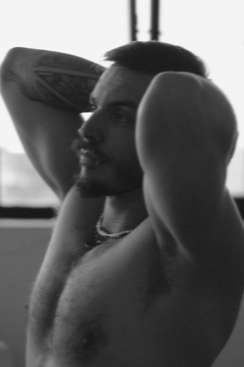 DenMrSmith's tweet image. Какая ж всё-таки кайфовая фотка ☺️

#hairychest #bw #fitguy #photoart