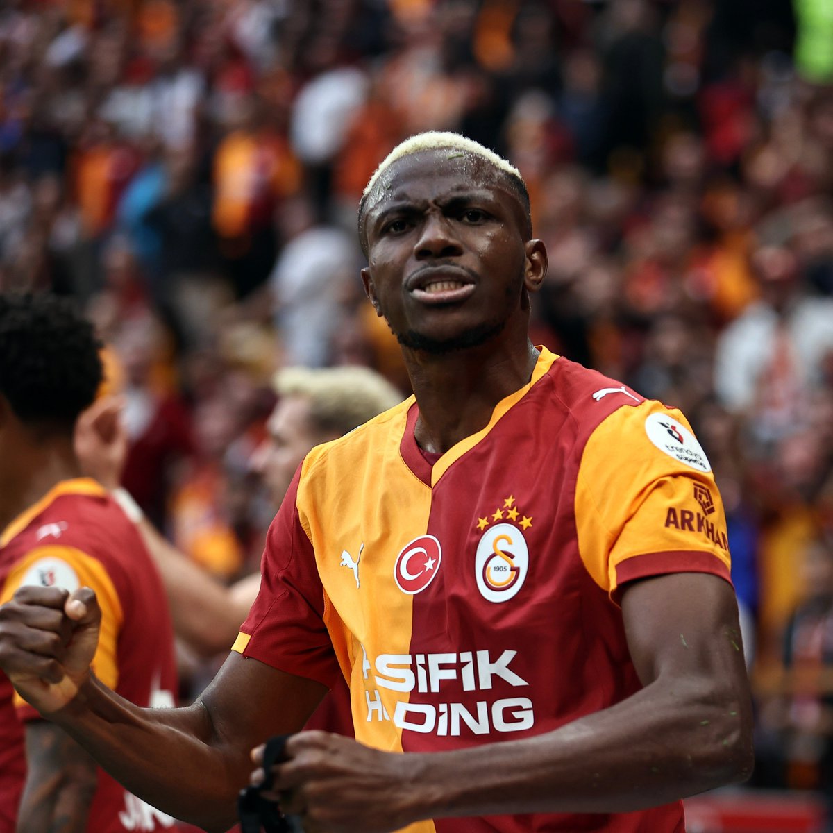 Victor Osimhen: "12 yaşındayken bir geceyi hatırlıyorum. Ev sahibi sabrını yitirip dairemizin elektriğini kesti. Tek bir odada, yedi kişi, televizyon yok, kapkaranlık.

Dışarı çıkıp bir bataklığın yanına oturdum ve ağlamaya başladım. Tanrı'ya sordum, 'Bu nasıl bir hayat?'"