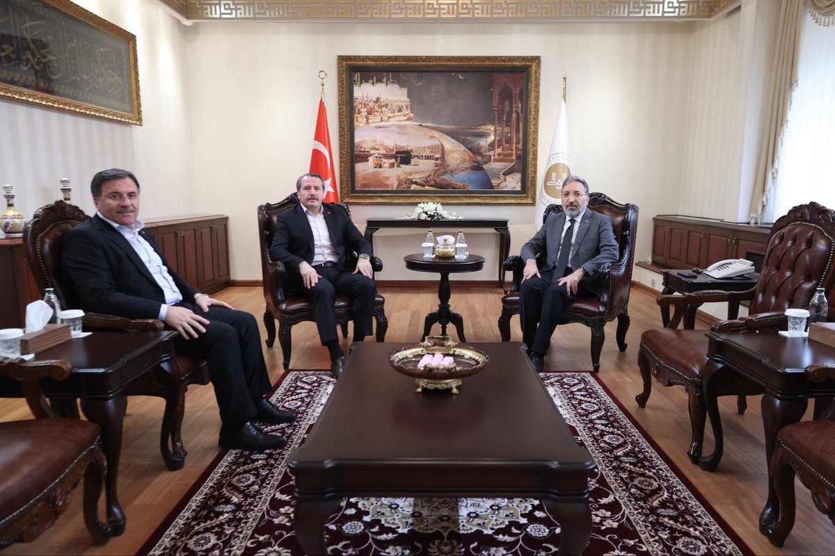 Diyanet İşleri Başkanı Prof. Dr. Safi Arpaguş’u ziyaret ettik.

Din görevlilerimizin sahada karşılaştığı meseleler başta olmak üzere, ülkemizin ve gönül coğrafyamızın gündeminde yer alan başlıklar üzerine fikir alışverişinde bulunup, hayırlı hizmetlerin artarak devamı